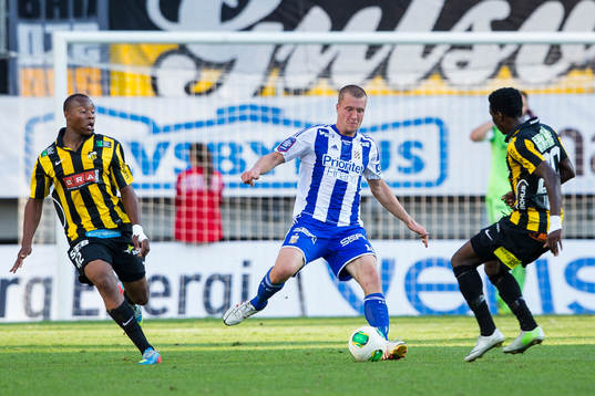 IFK Göteborgs Jakob Johansson i kamp om bollen med