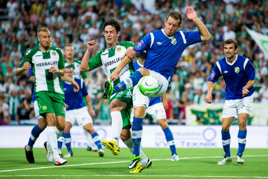 Hammarbys Robin Tranberg i kamp om bollen med Ljungskiles Robert Bagger
