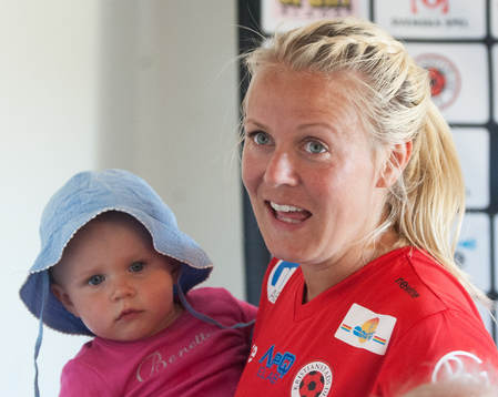  Det visade sig vara Josefine Öqvist, Kristianstad, sista match i klubben, här med lilla Stella