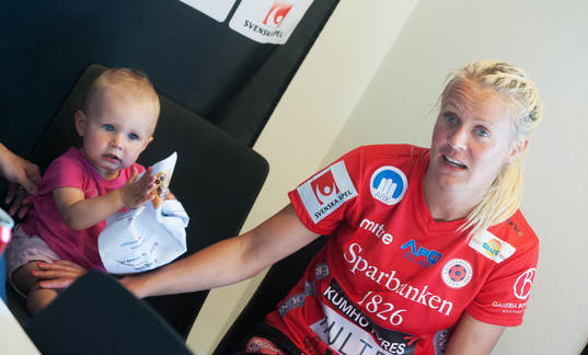  Det visade sig vara Josefine Öqvist, Kristianstad, sista match i klubben, här med lilla Stella