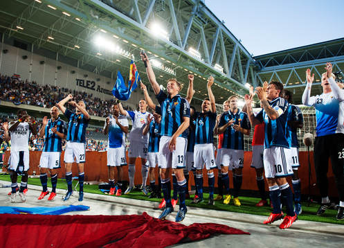 Djurgårdens Emil Bergström och hans lagkamrater dansar framför djurgårdsklacken