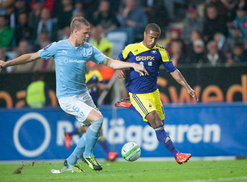  Pontus Jansson, Malmö, och Wayne Routledge, Swansea