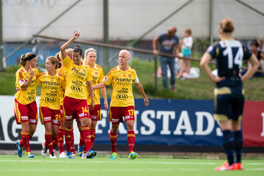 Tyresös Jennifer Hermoso Fuentes gör 1-0 och sträcker upp handen i luften och firar med lagkamraterna