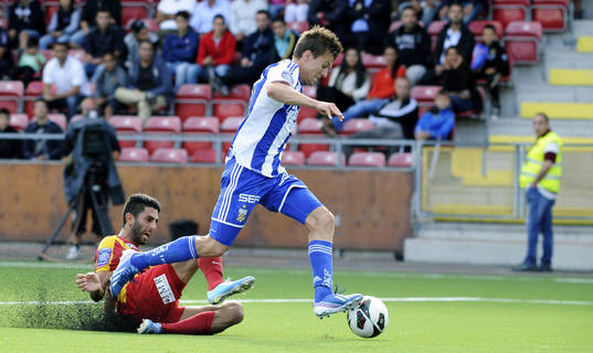 Göteborgs nr 9 Lasse Vibe och Syrianska nr 5 Isa Demir
