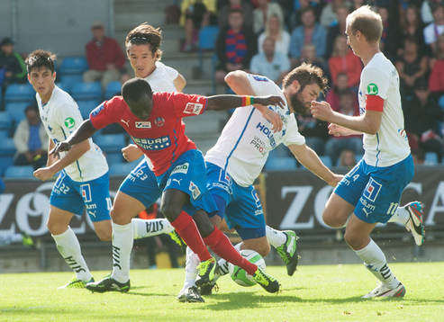   Ensam är stark, Emmanuel Boateng, Helsingborg och en massa motståndare i den allsvenska matchen mellan Helsingborg och Norrköping.
