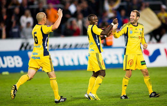Ängelholms Mikael Dahlgren jublar tillsammans med Monday Samuel och Jakob Augustsson