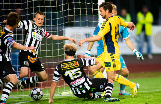Ängelholms Robin Staf trycker in 2-1 målet medan Landskronas Linus Malmqvist och Fredrik Karlsson försöker rensa undan bollen