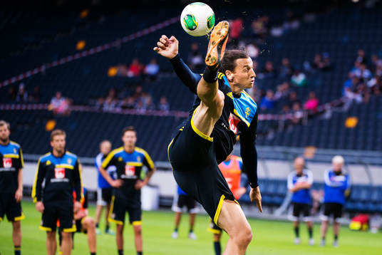 Zlatan Ibrahimovic sträcker sig efter bollen