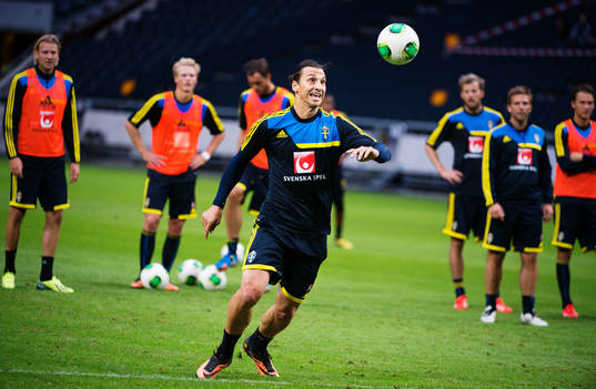 Zlatan Ibrahimovic skjuter