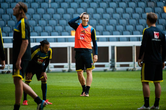 Zlatan Ibrahimovic skrattar