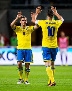 Sveriges Anders Svensson jublar tillsammans med Zlatan Ibrahimovic efter att ha gjort 4-2 för Sverige