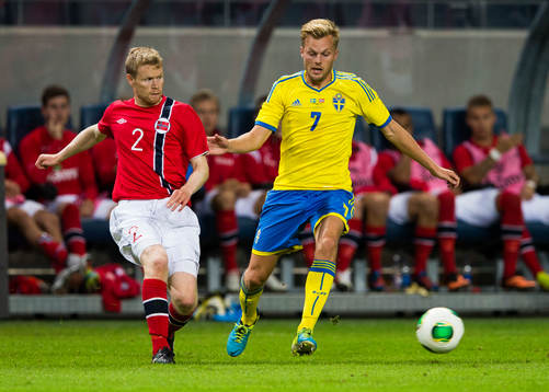 Norges Tom Høgli och Sveriges Sebastian Larsson i kamp om
