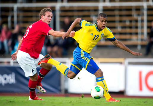Norges Fredrik Haugen drar i Sveriges Robin Quaison