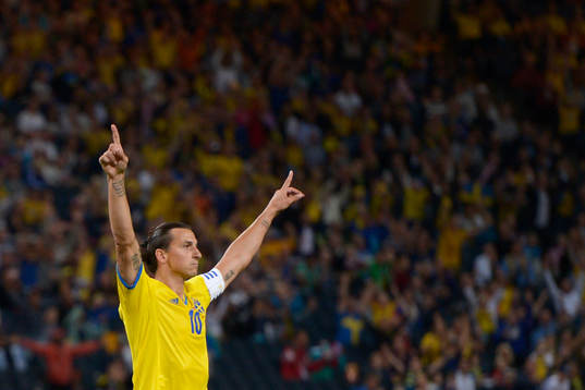 Sveriges Zlatan Ibrahimovic jublar efter 3-2