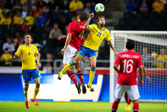 Norges Fredrik Semb Berge och Sveriges Jimmy Durmaz i en nickduell