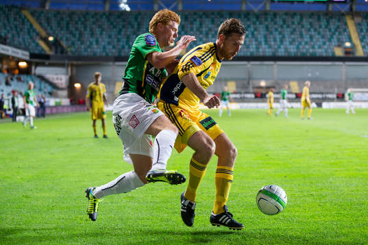 GAIS Hampus Andersson i kamp med Ängelholms Björn Westerblad