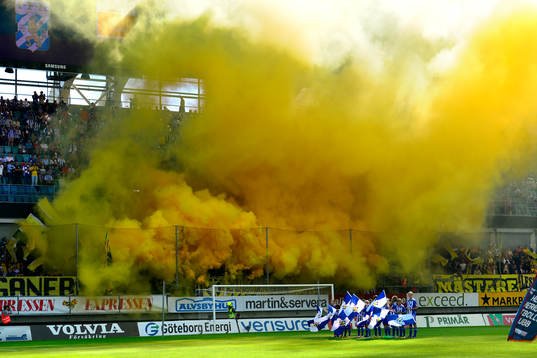 Bengaler från Elfsborgs klack innan avspark i matchen