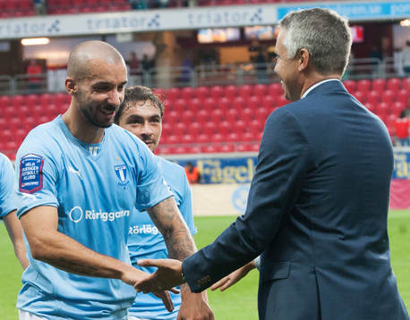  Per Ågren kramar Guillermo Molins, i den allsvenska matchen mellan Malmö och Kalmar.