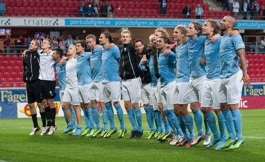  Malmös spelare tackar publiken, i den allsvenska matchen mellan Malmö och Kalmar.