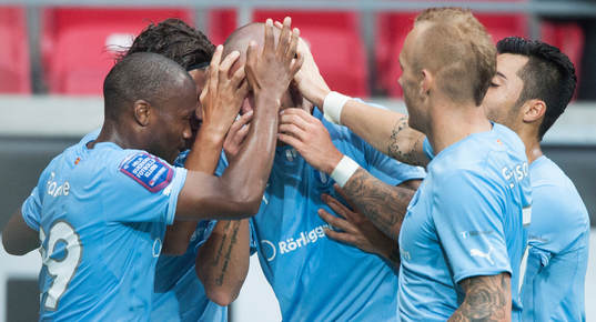  0-4, Guillermo Molins, Malmö, i den allsvenska matchen mellan Malmö och Kalmar. Molins gråter, gömmer ansiktet i händerna medan han grattas av lagkamraterna.