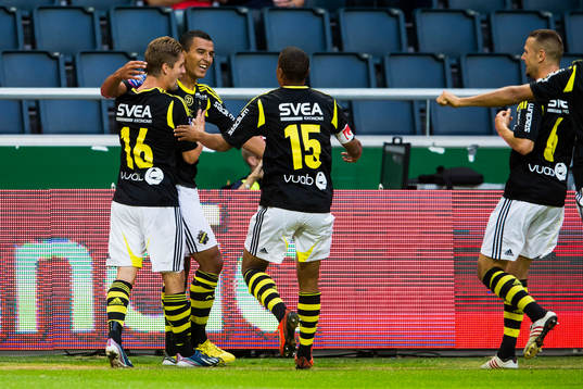 AIKs Nabil Bahoui jublar tillsammans med AIKs Martin Lorentzson och Robin Quaison