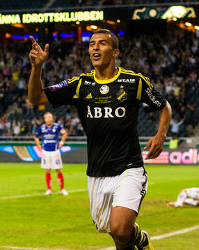 AIKs Nabil Bahoui jublar efter att ha gjort 2-1 för AIK