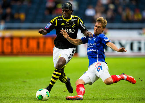 AIKs Martin Kayongo-Mutumba i kamp om bollen med Åtvidabergs Martin Christensen