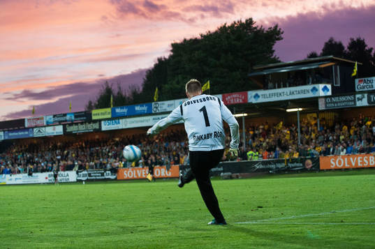  Mattias Asper, Mjällby,  inspark i den allsvenska matchen mellan Mjällby och Helsingborg. Himmel, kvällshimmel, läktare