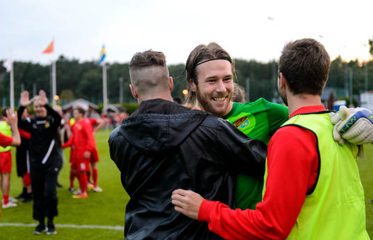 Torslandas målvakt David Stenman kramar om sina lagkamrater