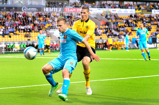 Nordsjällands Mario Tičinović i kamp om bollen med