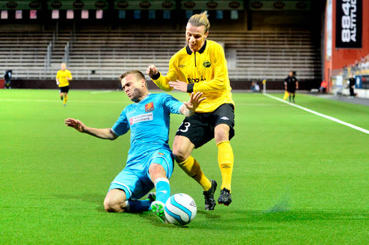 Nordsjällands Mario Tičinović faller i kamp om bollen