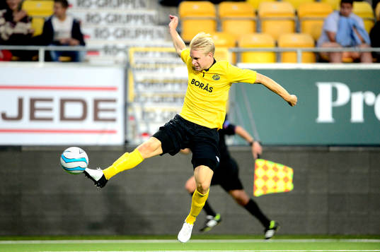 Elfsborgs Johan Larsson tar emot bollen