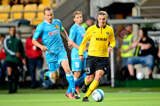 Elfsborgs Niklas Hult sätter fart mot mål framför