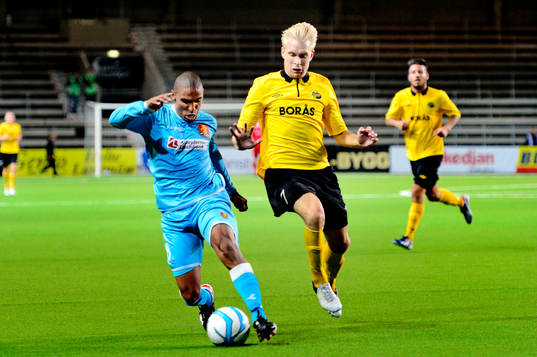 Nordsjällands Patrick Mtiliga jagas av Elfsborgs Johan