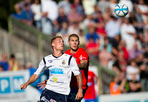 Gefles David Fällman i kamp om bollen med Helsingborgs