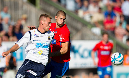 Gefles David Fällman i kamp om bollen med Helsingborgs