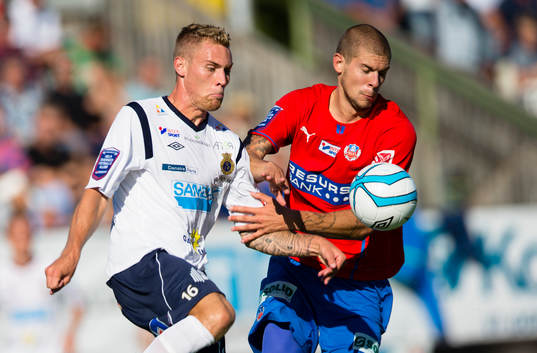 Gefles David Fällman i kamp om bollen med Helsingborgs