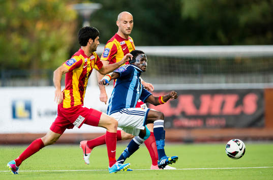 Djurgårdens Daniel Amartey i kamp om bollen med Syrianskas