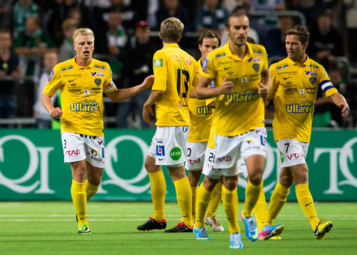 Falkenbergs Per Frick jublar med sina lagkamrater efter att ha gjort 2-0 för Falkenberg
