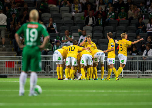 Spelarna i Falkenberg jublar efter att Falkenbergs Victor Sköld (ej i bild) gjort 3-0 för Falkenberg