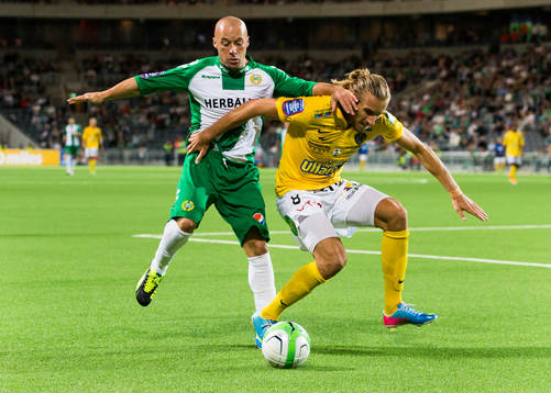 Hammarbys Luke Rodgers och Falkenbergs Tobias Karlsson i kamp om bollen