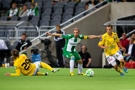 Hammarbys Kennedy Bakircioglu (m) i kamp om bollen med Falkenbergs Danny Ervik (v) och Falkenbergs Calle Wede (h)