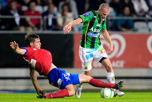 Örgrytes Adam Rosén sträcker sig