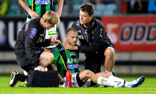 Gais Joel Johansson undersöks av läkare Mats Börjesson