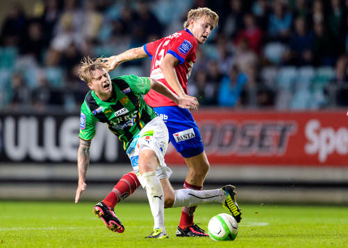 Gais Andreas Drugge i närkamp med Örgrytes Johan Hedman