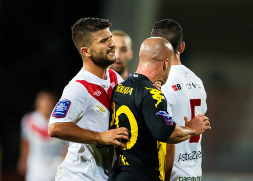 Assyriskas Hezha Agai tar ett strypgrepp på Hammarbys Luke Rodgers