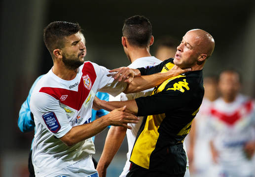 Assyriskas Hezha Agai tar ett strypgrepp på Hammarbys Luke Rodgers