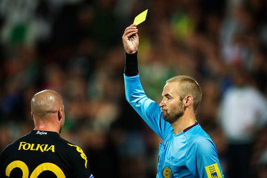 Hammarbys Luke Rodgers får ett gult kort av domaren Jim Petersson