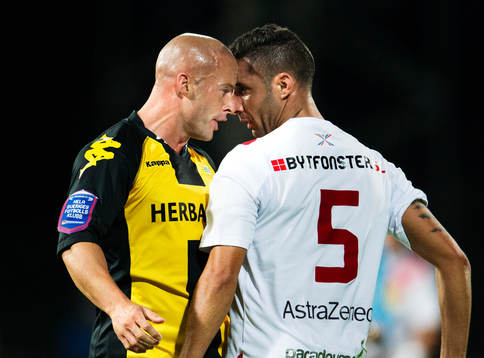Hammarbys Luke Rodgers och Assyriskas David Durmaz bråkar med varandra i slutet