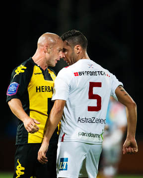 Hammarbys Luke Rodgers och Assyriskas David Durmaz bråkar med varandra i slutet
